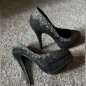 I’m selling this Aldo  shoes black and silver color.